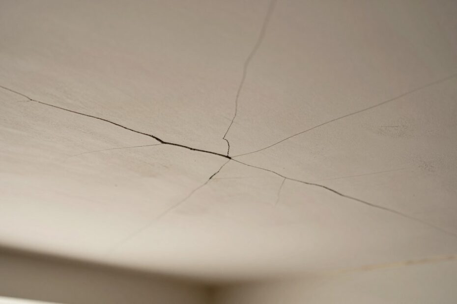 Jak naprawić pęknięcia na suficie podwieszanym