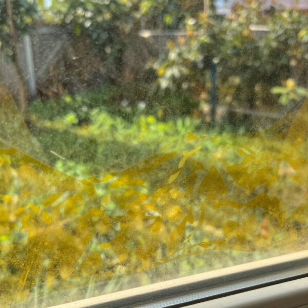 Żółte plamy na oknach plastikowych – skąd się biorą i jak je skutecznie usunąć