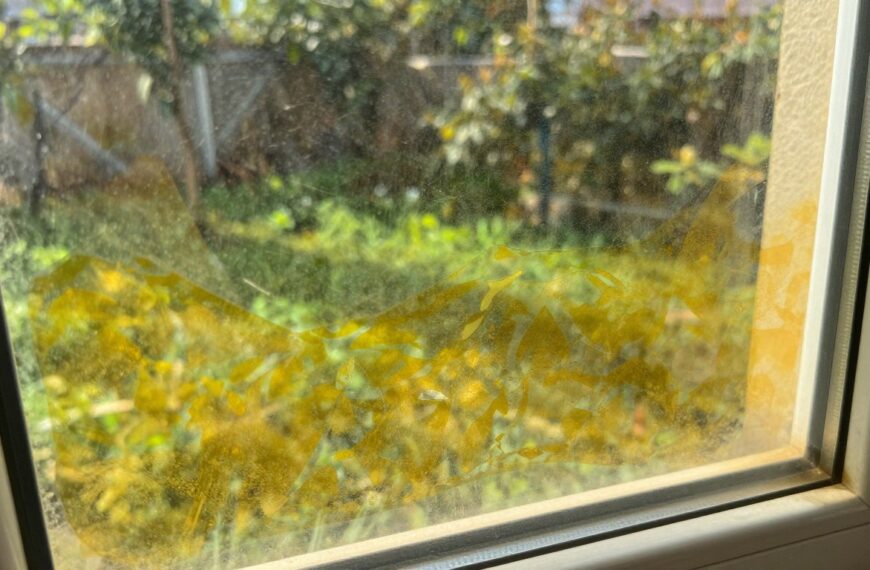 Żółte plamy na oknach plastikowych